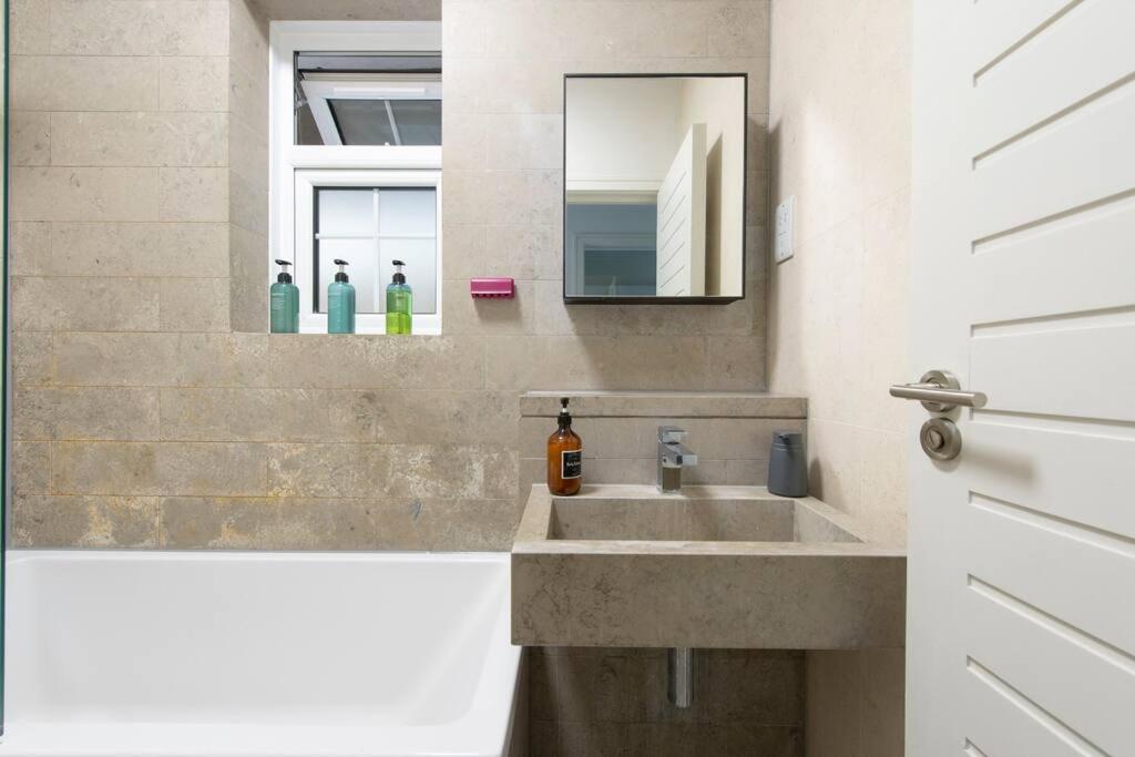 2 Bedroom Modern Urban Sanctuary 1Cc - Cherrydeal London Kültér fotó